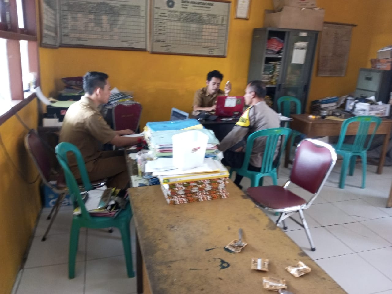 Bripka Joko Paryono Selaku Bhabinkamtibmas Polsek Petir Polres Serang Laksanakan Kunjungan Ke Kantor Desa Bojong Pandan