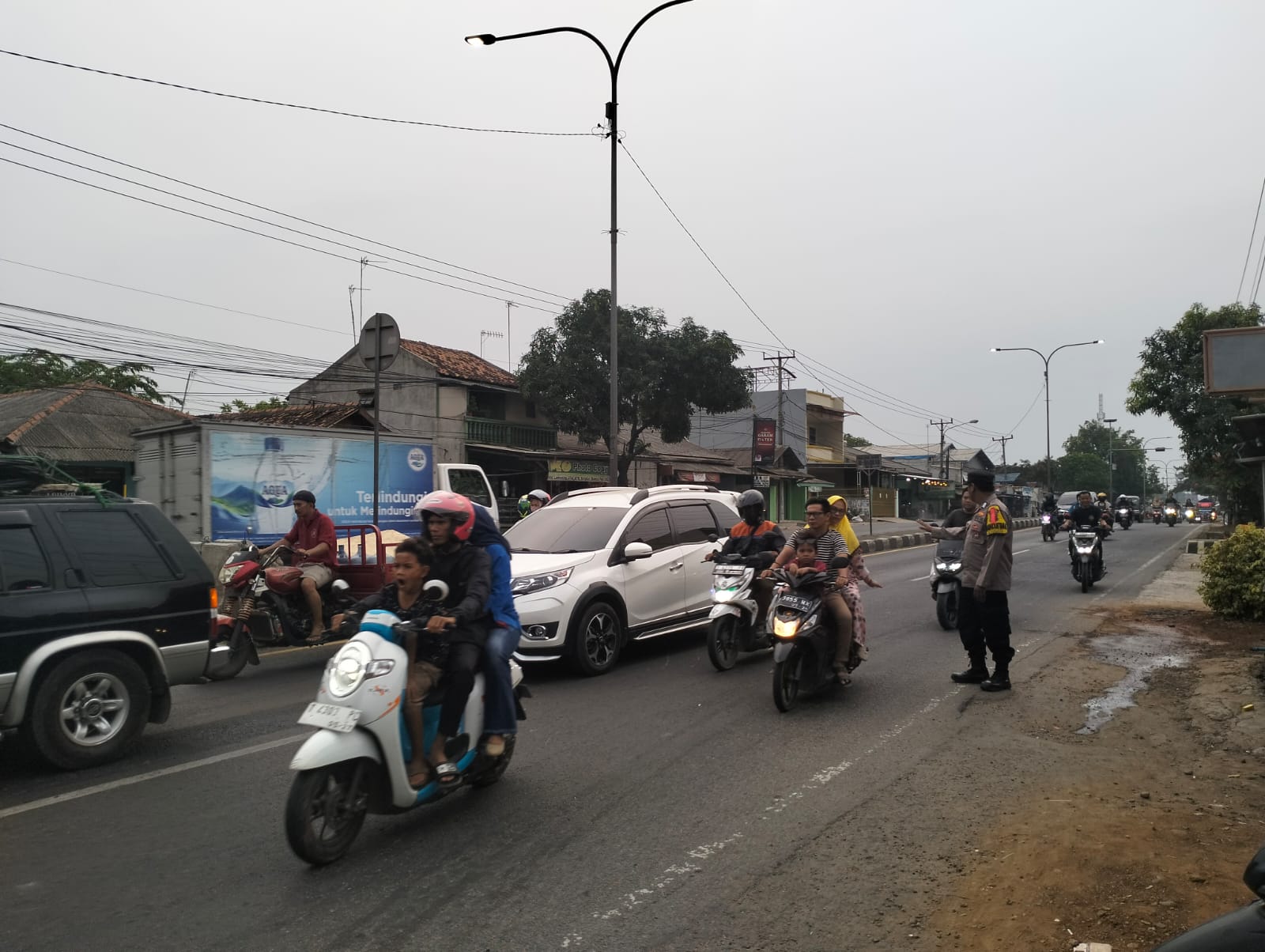 Polsek Purwasari Polres Karawang Pastikan Keselamatan Pengguna Jalan Gatur Lalin diperempatan Warung Kebon
