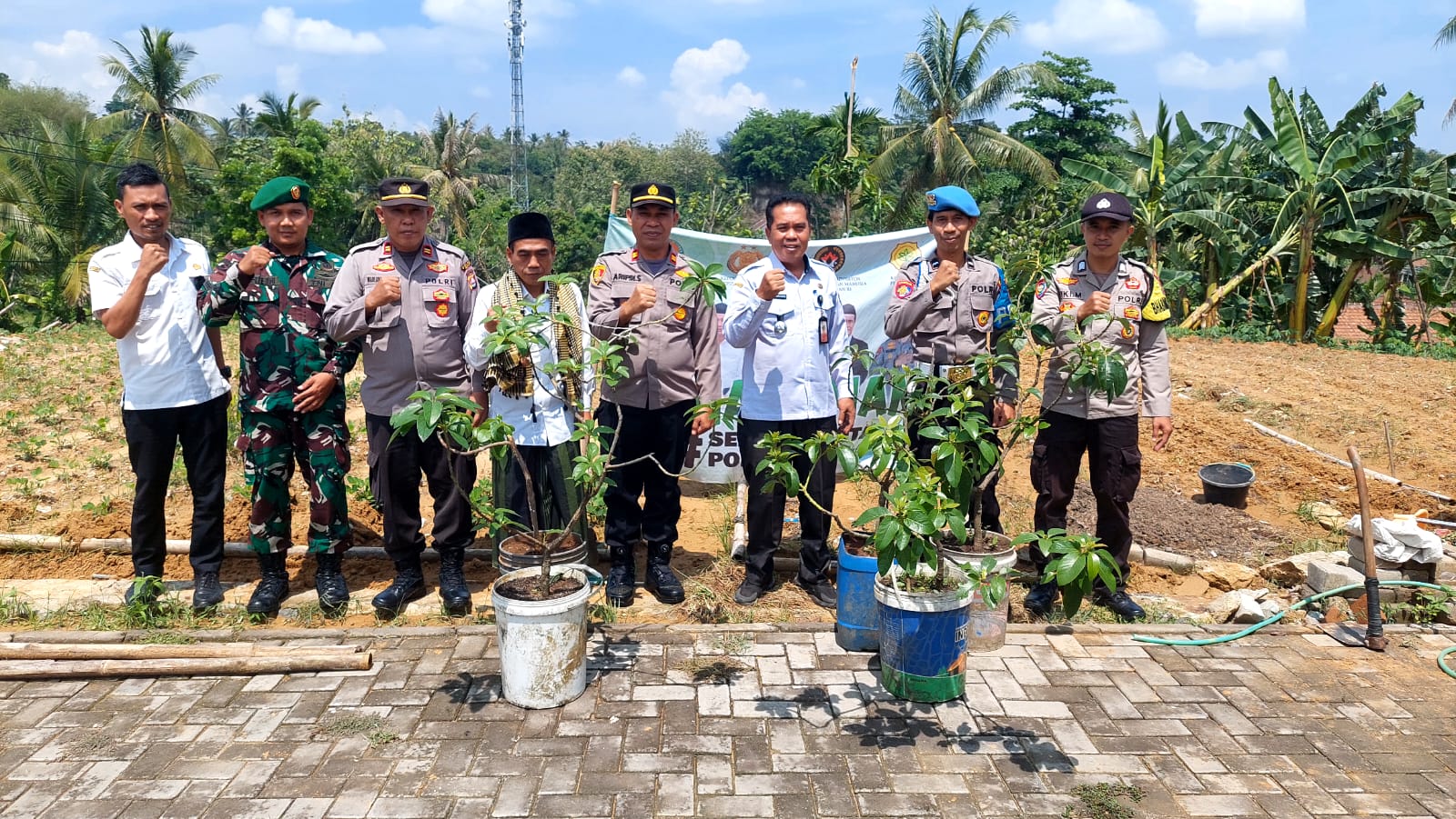 Polsek Petir Polres Serang Melaksanakan Penanaman Pohon Sepuluh Juta Pohon Bersama Polri