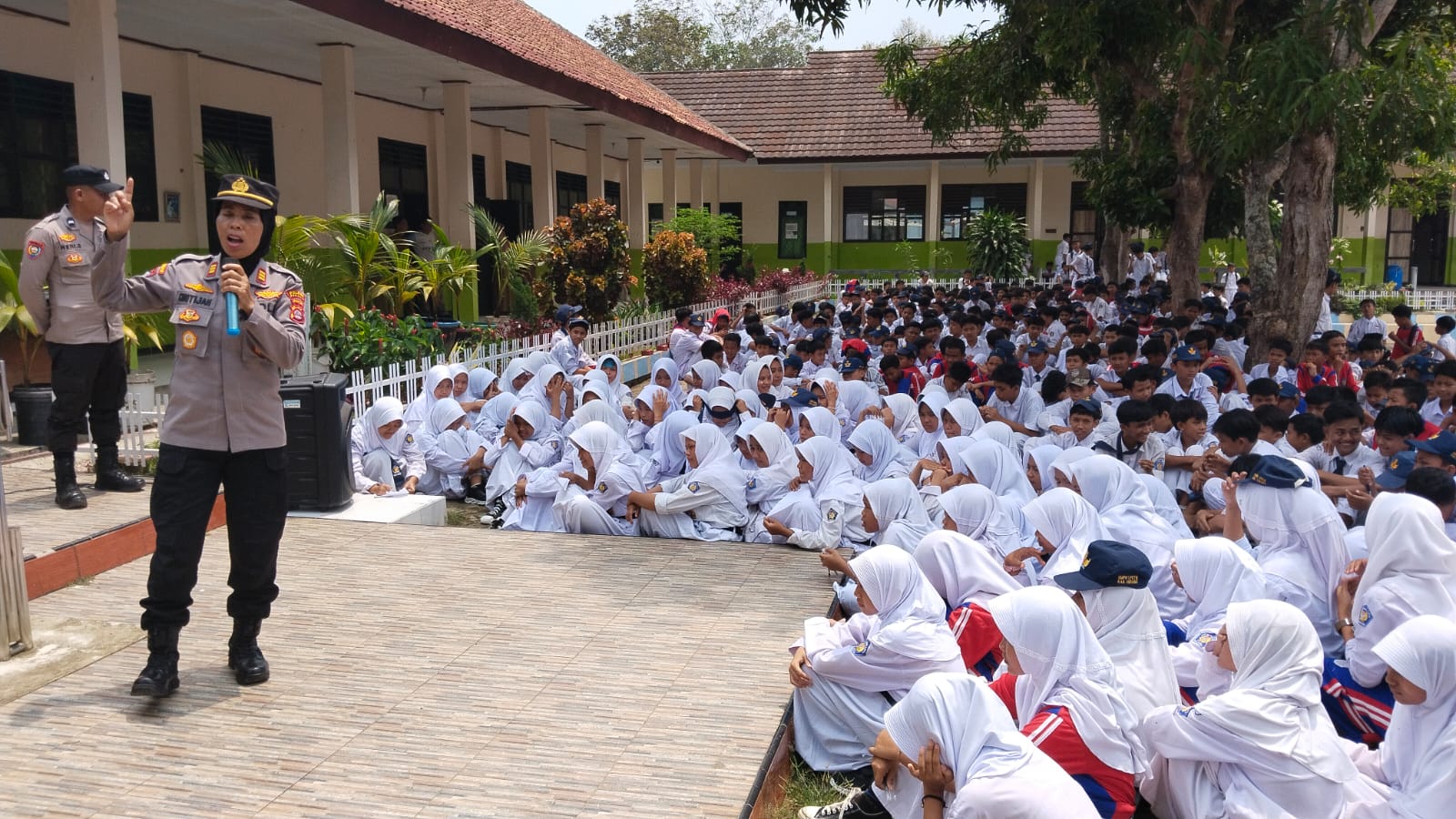 Sat Binmas Polres Serang Didampingi Kanit Binmas Polsek Petir Berikan Penyuluhan Tentang Bahayanya Kenakalan Remaja Di SMPN 1 Petir