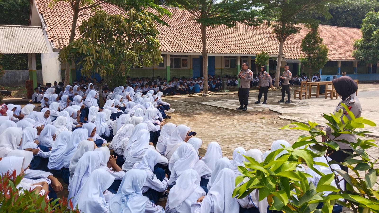 Kasat Binmas Polres Serang Didampingi Kanit Binmas Polsek Petir Dalam Memberikan Penyuluhan Tentang Bahayanya Kenakalan Remaja Di SMPN 2 Petir