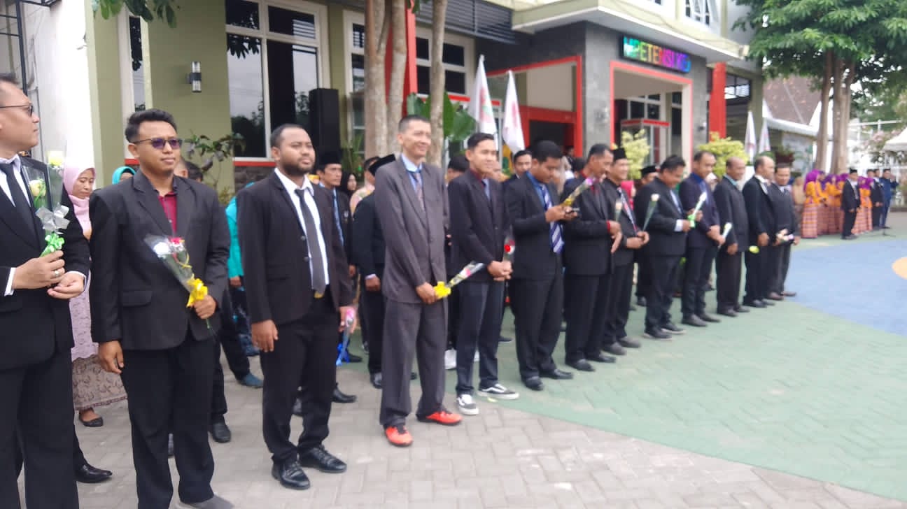 Di Hari Guru Nasional, 9 Guru SMKN 1 Rejotangan Terima Penghargaan “Satya Lencana Karya Satya”