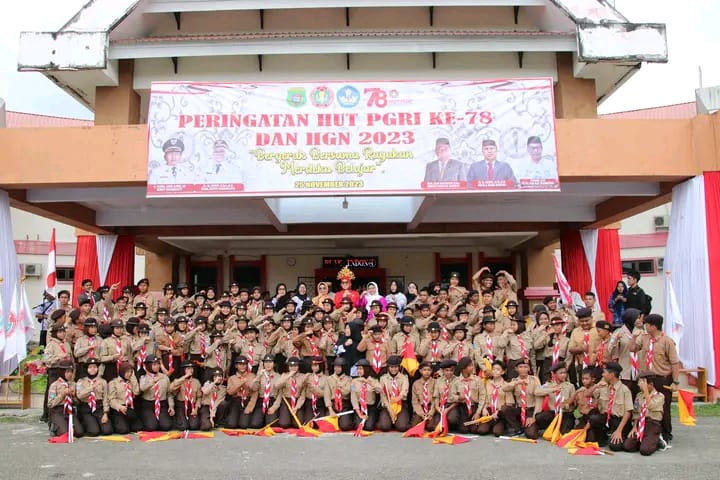 Wakil Bupati Pasangkayu, Dr. H. Herny Agus Sebagai Pemimpin Upacara saat Memperingati HUT – PGRI Ke-78 Dan HARI GURU Nasional Tahun 2023
