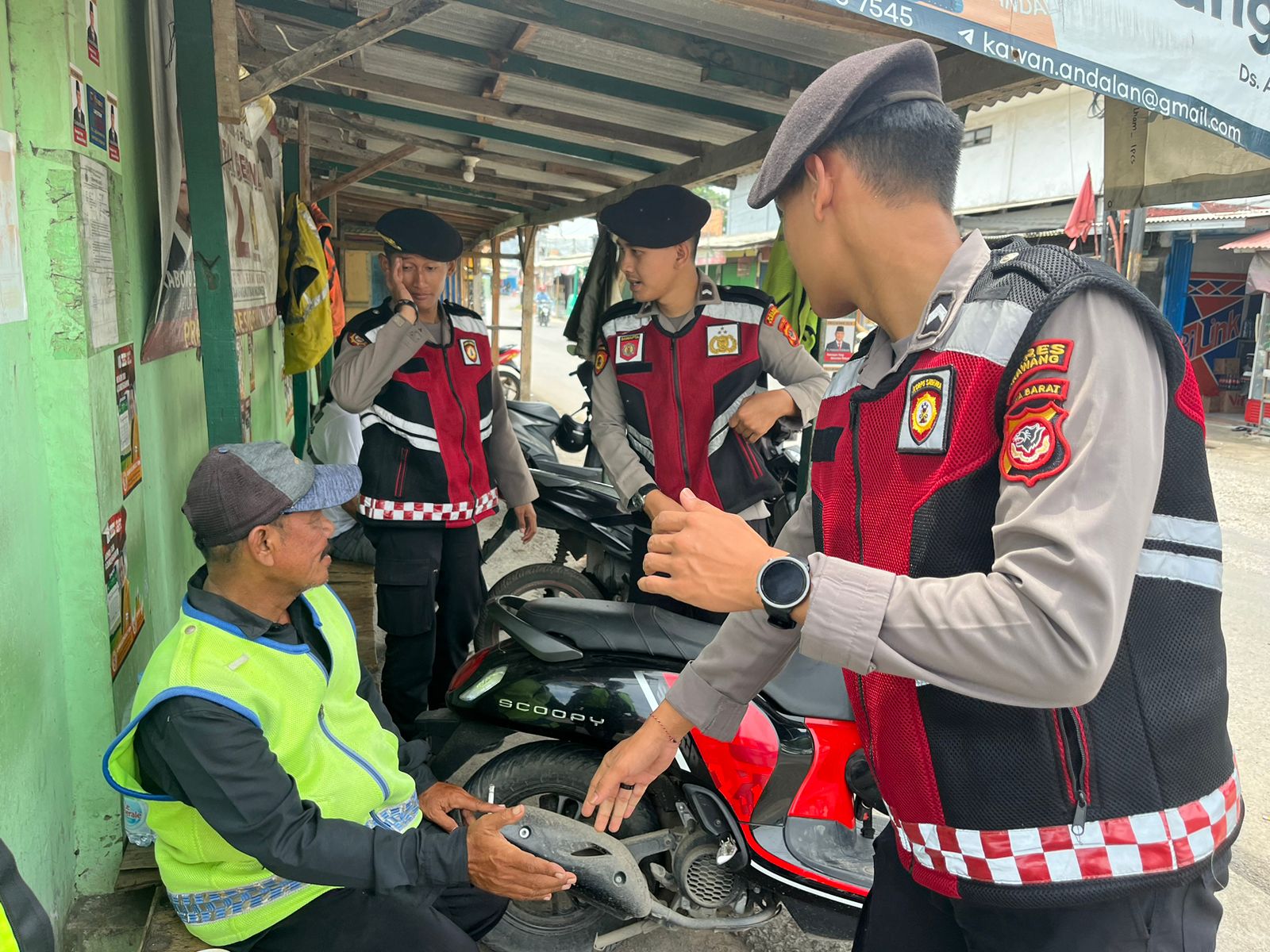 Anggota Sat Samapta Polres Karawang Polda Jabar sambangi Tukang Ojek Pangkalan 