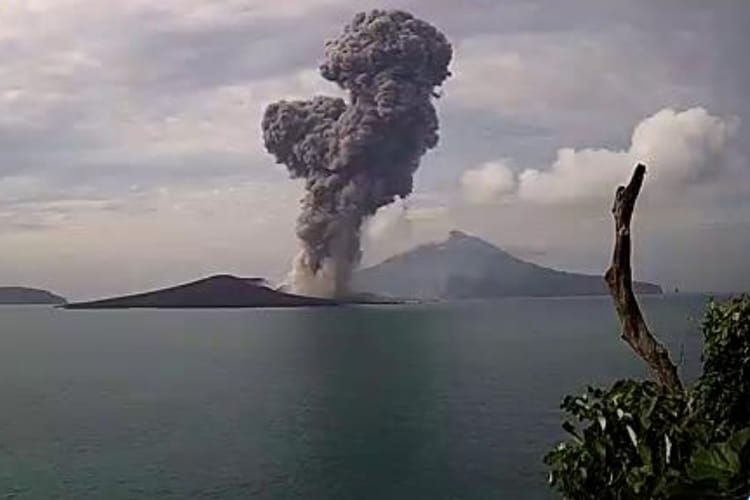 Gunung Anak Krakatau Kembali Erupsi, Polda Banten Terus Imbau Warga Pesisir Agar Waspada