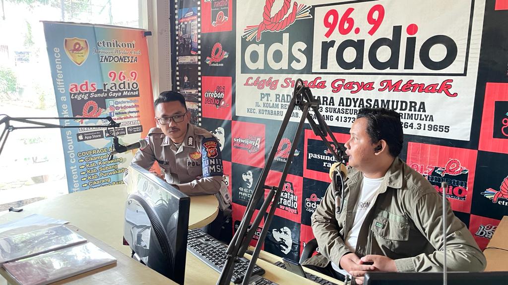 Satlantas Polres Karawang Gelar Talk Show di Radio ADS 96, 9 FM