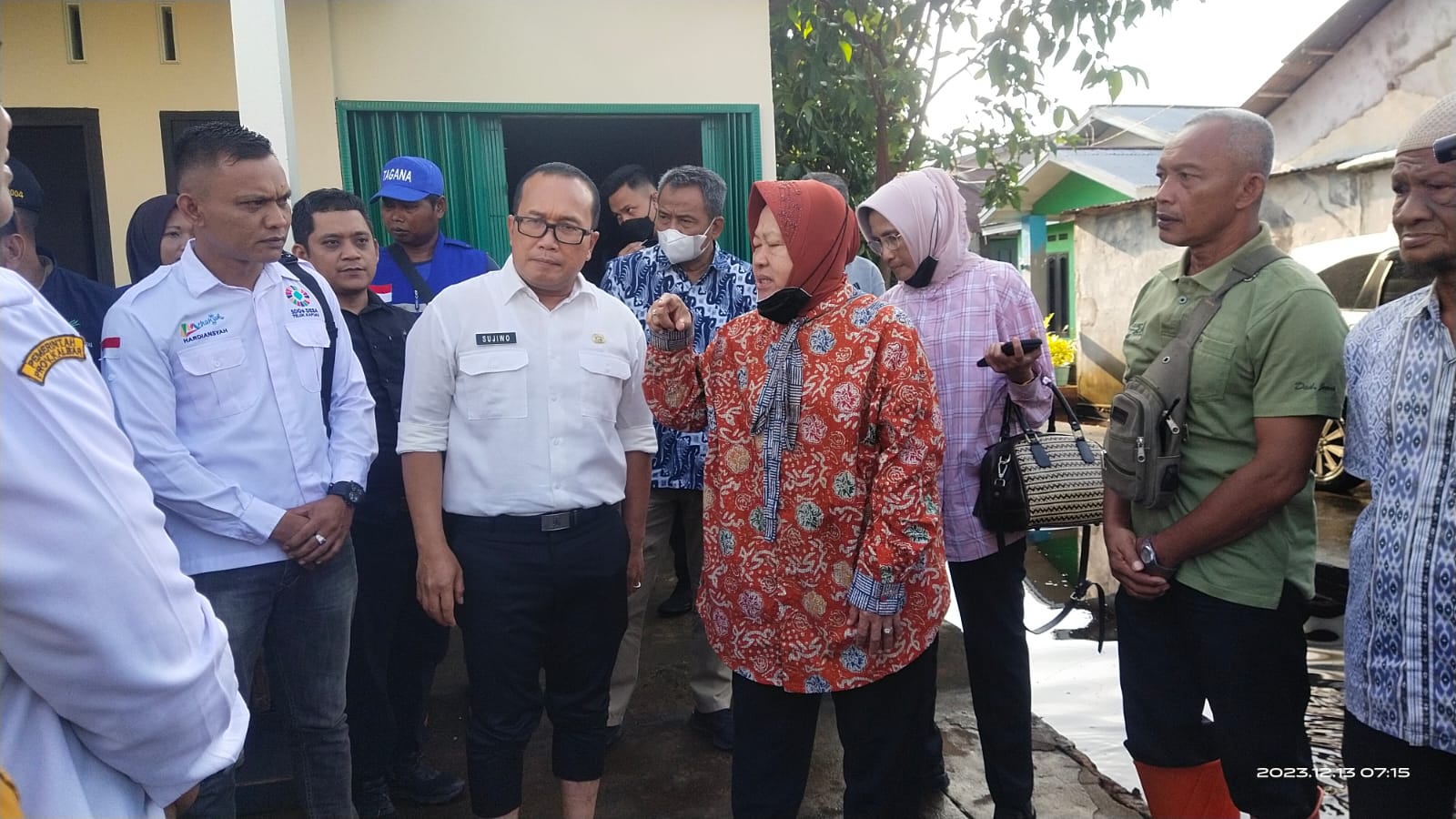 Satgas OMB Polres Kubu Raya Kawal Kunjungan Menteri Sosial Salurkan Bansos Warga Terdampak Banjir di Kubu Raya