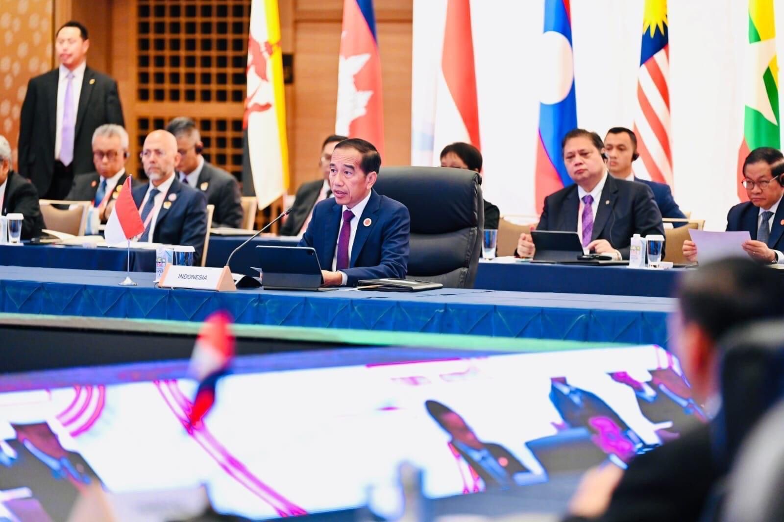 Presiden Joko Widodo Berpidato di Hadapan Pemimpin Negara di KTT Perayaan 50 Tahun Hubungan ASEAN-Jepang