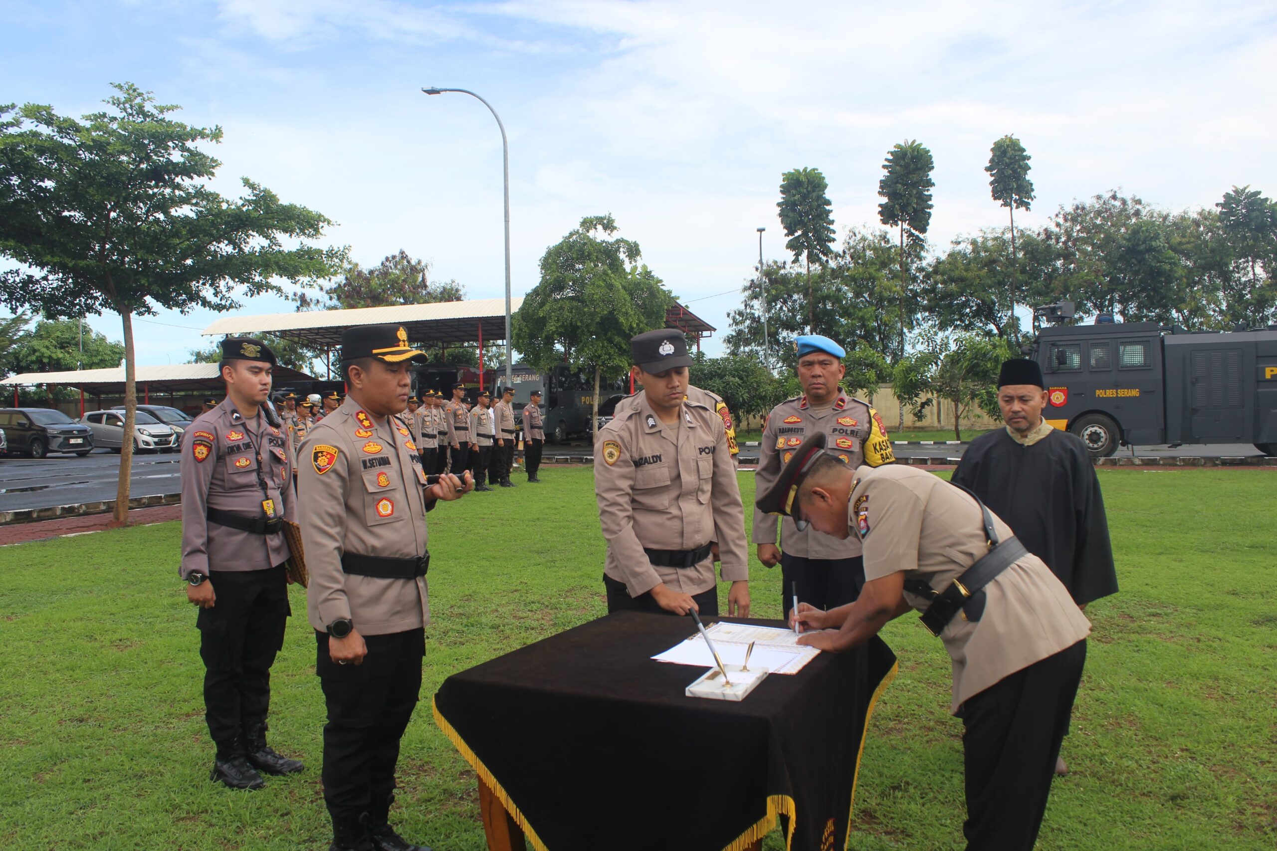 Kapolres Serang Pimpin Serah Terima Jabatan Wakapolres dan Kabaglog Polres Serang