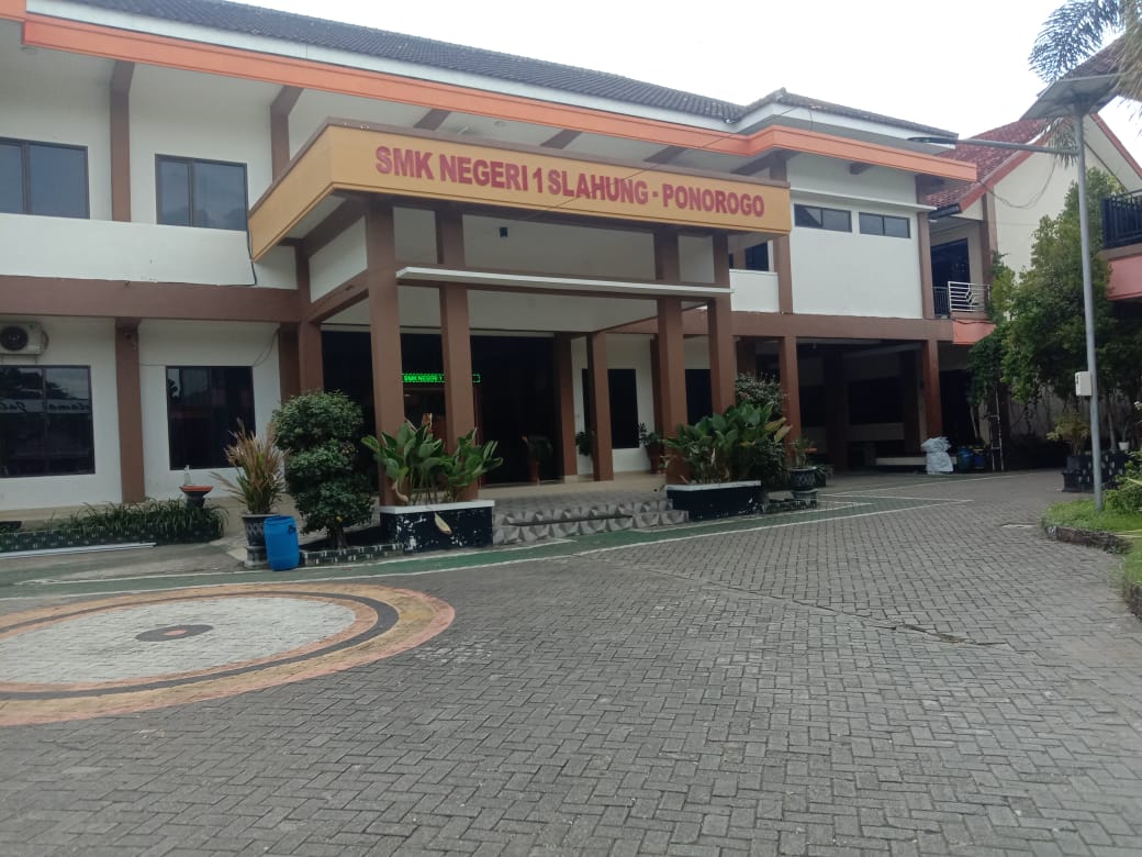 Kepala Sekolah SMKN 1 Slahung, Apakah Alergi Dengan Media ??? Hingga Enggan Temui Rekan Jurnalis