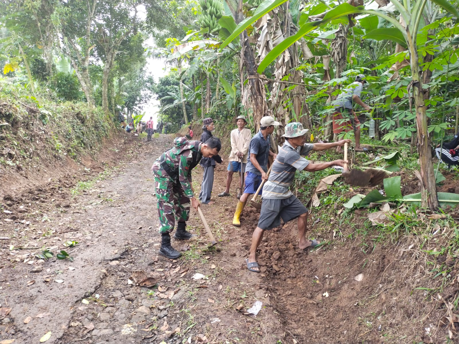 Babinsa Koramil 0116/Cikeusik Bersama Warga Buat Parit Saluran Air