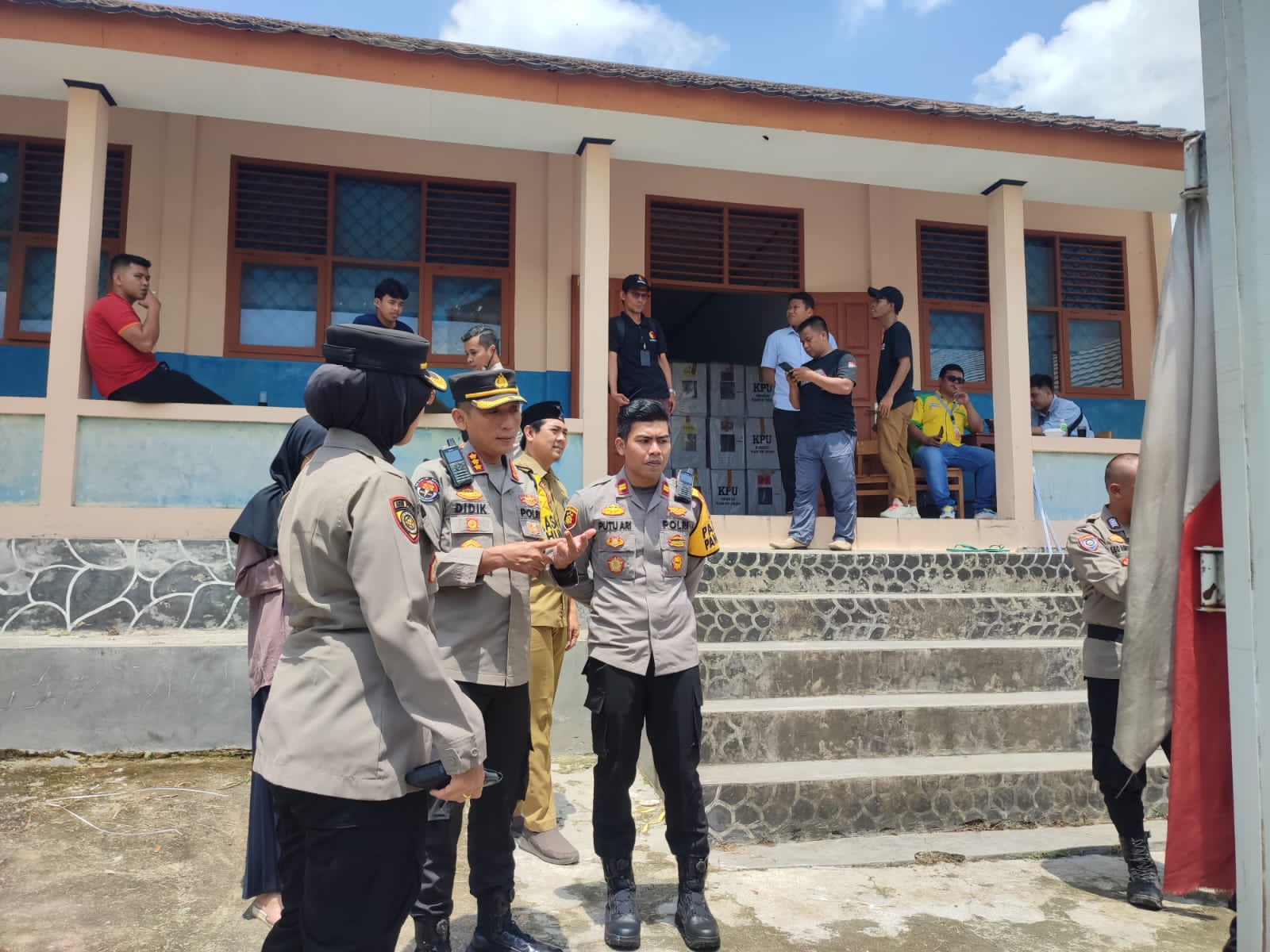Kabidhumas Polda Banten Selaku Pamatwil Cek Kesiapan Logistik Pemilu 2024 di Tingkat PPK Kota Cilegon
