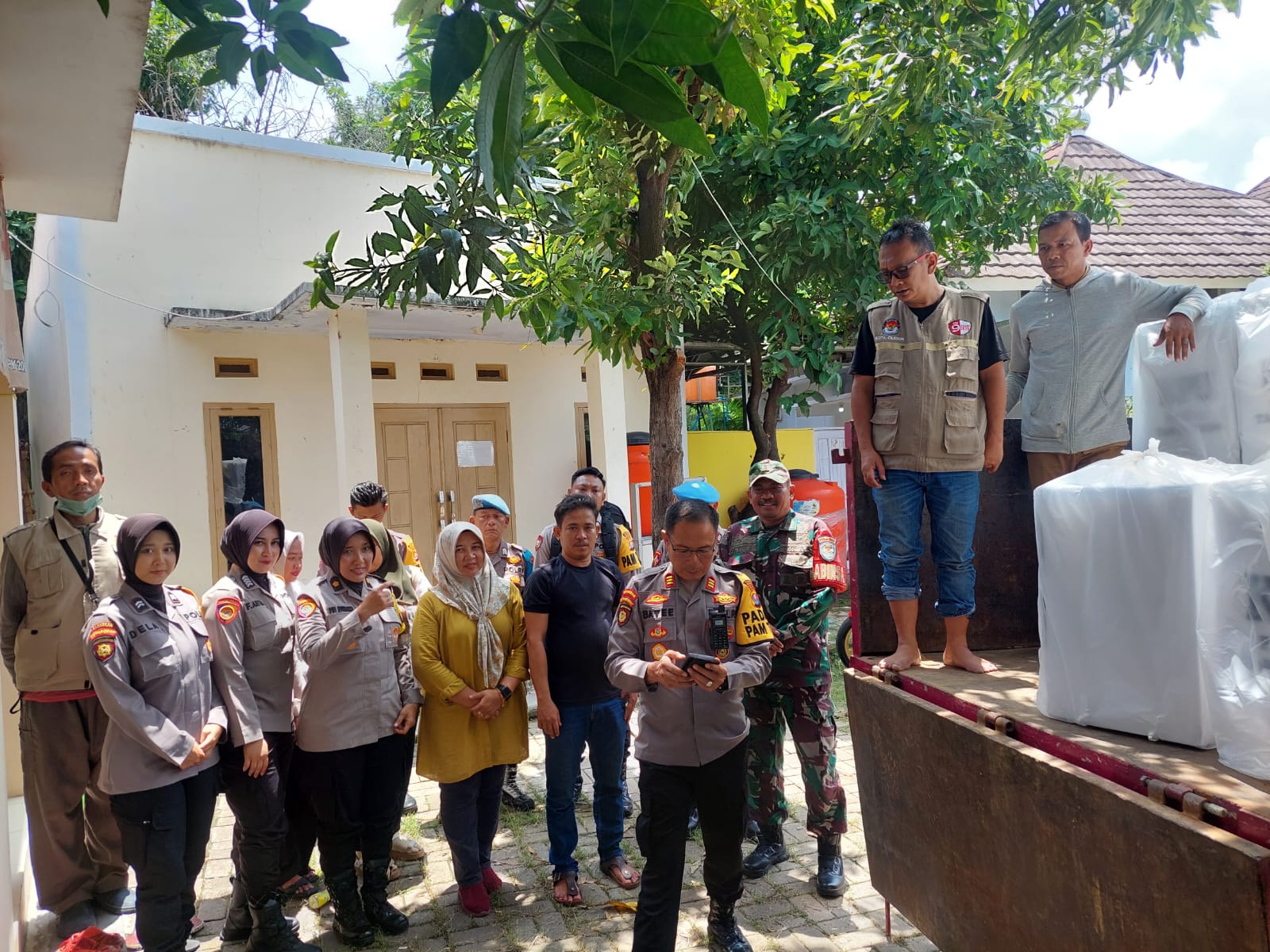 Personil Polsek KSKP Polres Cilegon Pengawalan Distribusi Logistik Kotak Suara