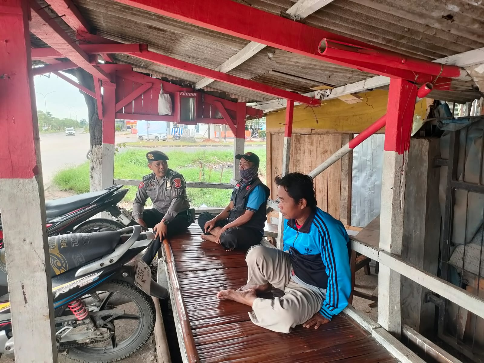Anggota Sat Samapta Polres Karawang Polda Jabar sambangi Tukang Ojek Pangkalan 