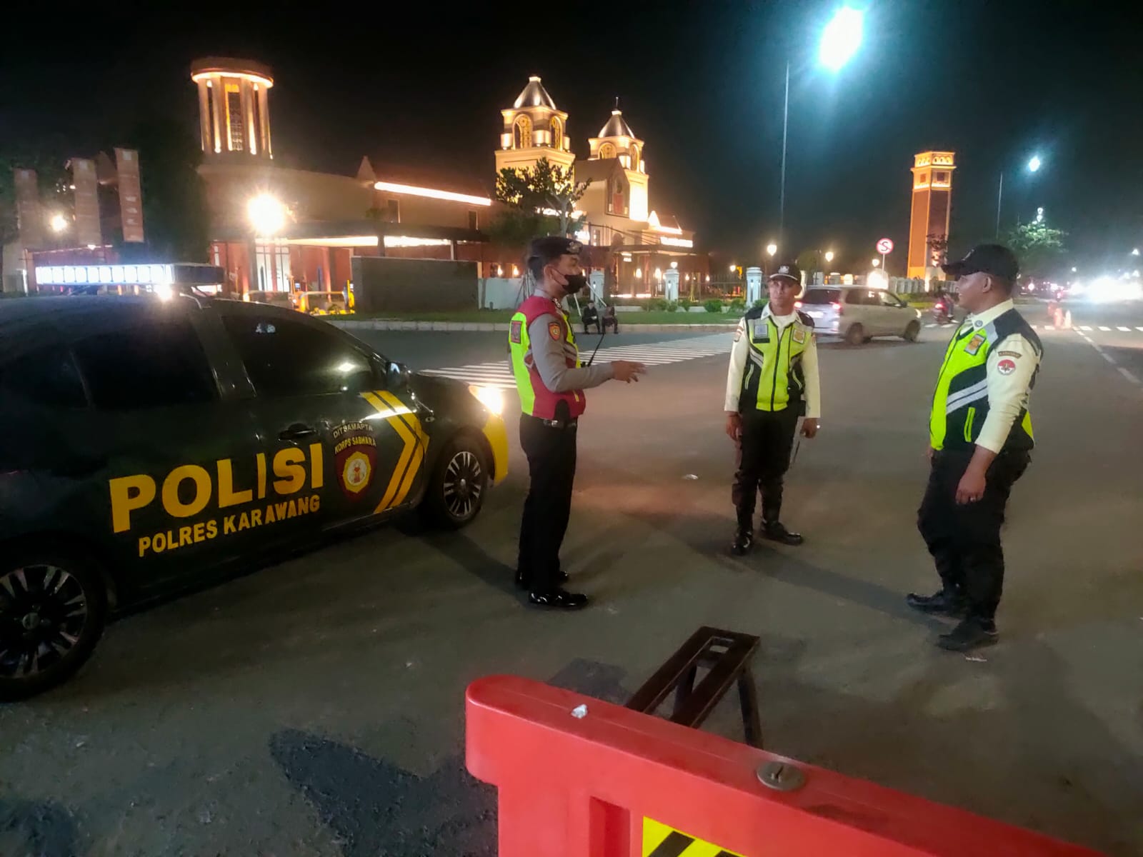 Anggota Sat Samapta Polres Karawang Polda Jabar Tingkatkan Keamanan di Sumarecon Karawang Pada Malam hari