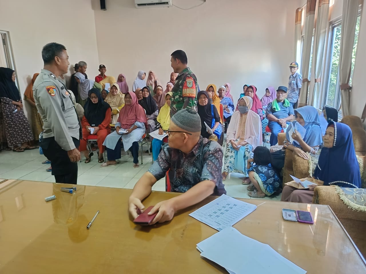 Bhabinkamtibmas Polsek Klari Pengamanan Pemberian Bantuan Pangan Non Tunai (BPNT) Di Desa Kuarapayung