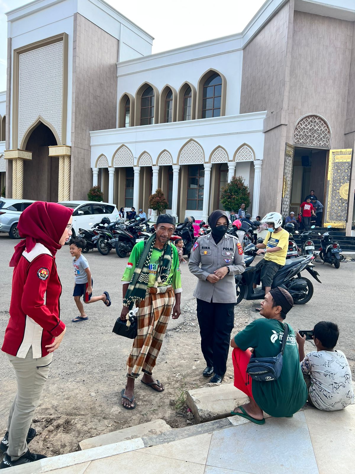 Aksi Pembagian Takjil Polwan “Cakep” Polres Karawang