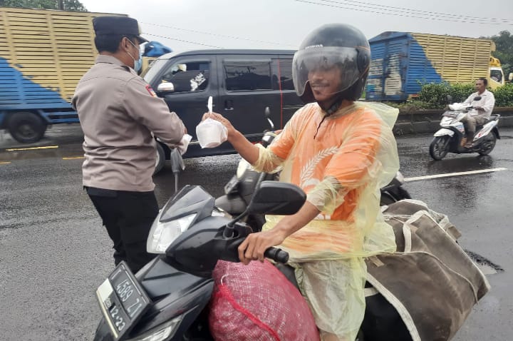 Polres Karawang, Puasa Hari Ke 15 Di Bulan Suci Ramadhan, Polsek Jatisari Bagikan Takjil