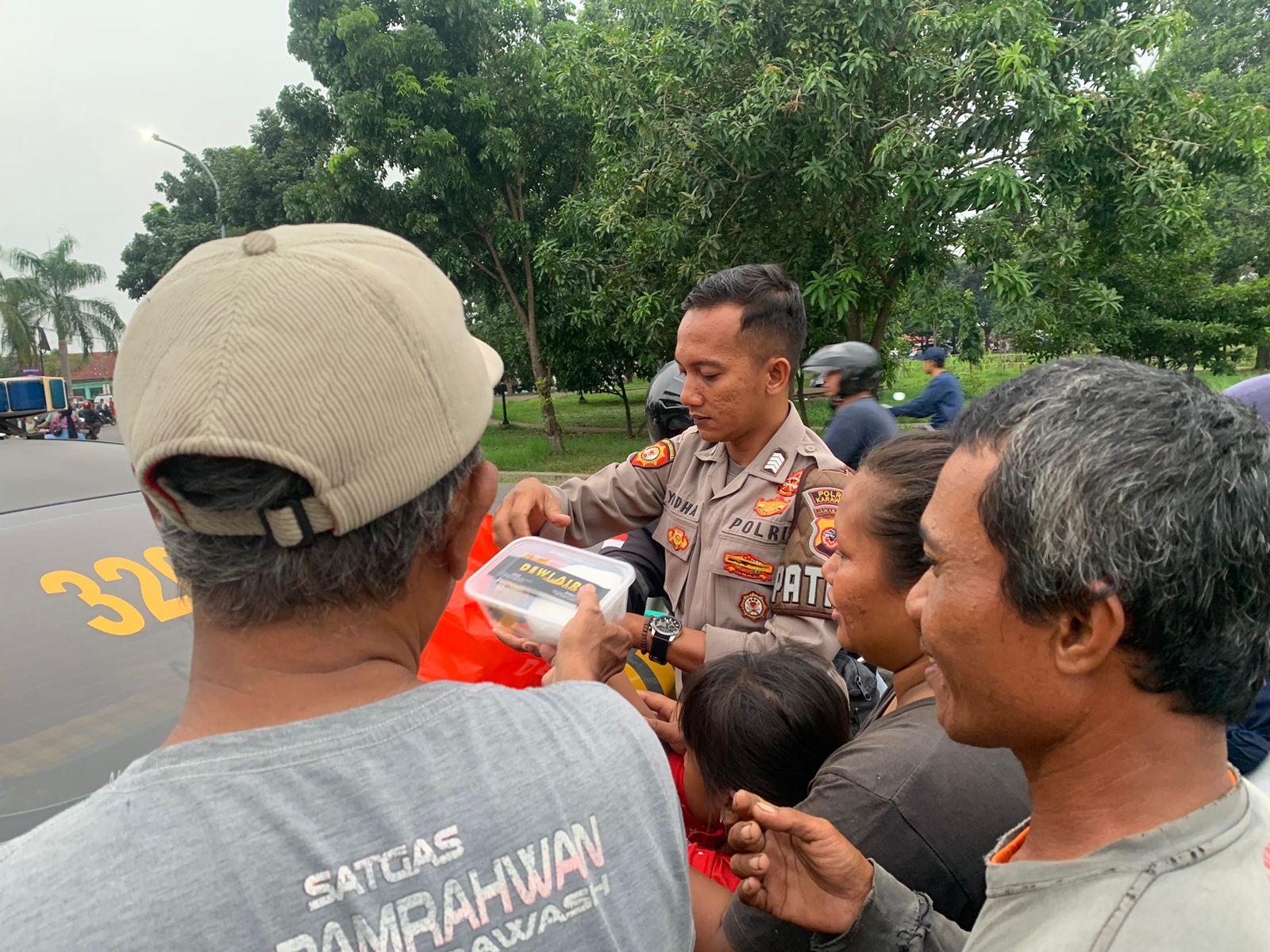 Polres Karawang, Polisi Gencar Bagikan Takjil Gratis Kepada yang Membutuhkan