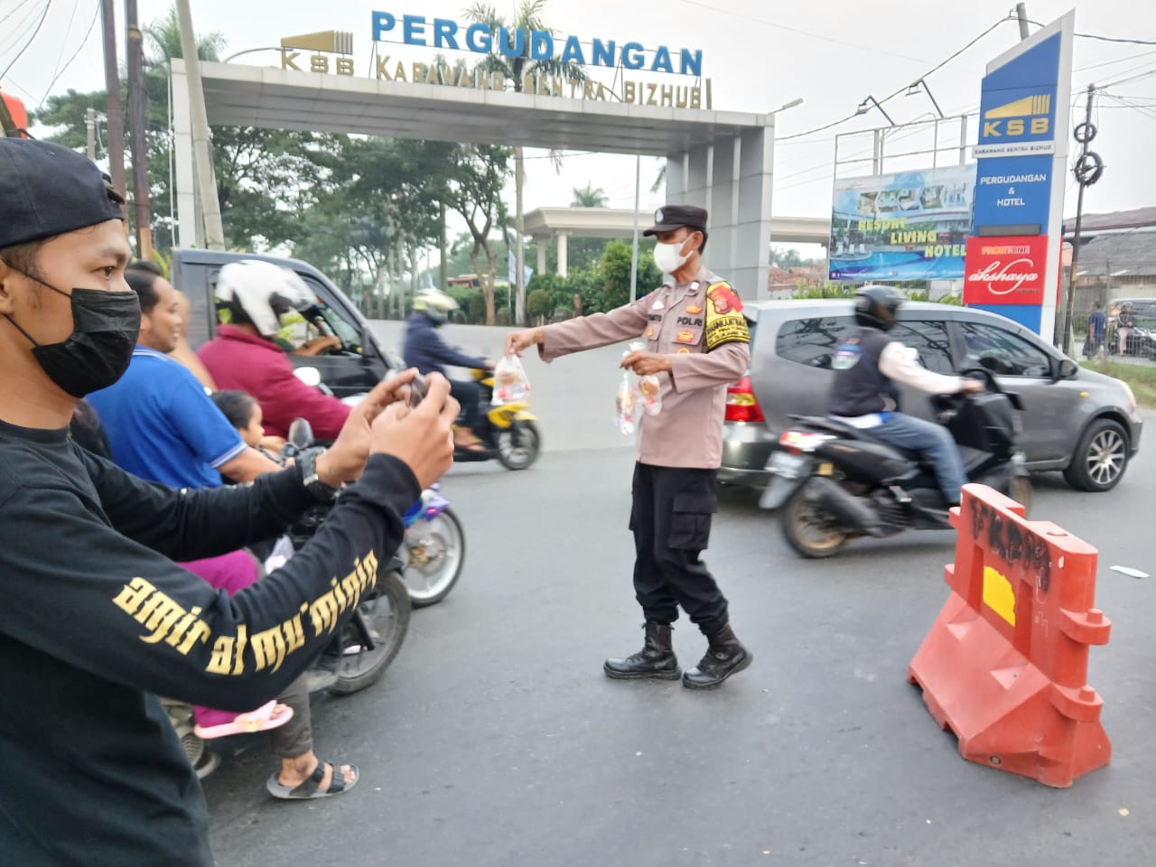 Polres Karawang, Polisi Dampingi FKUB Bagikan Takjil Gratis Kepada Masyarakat