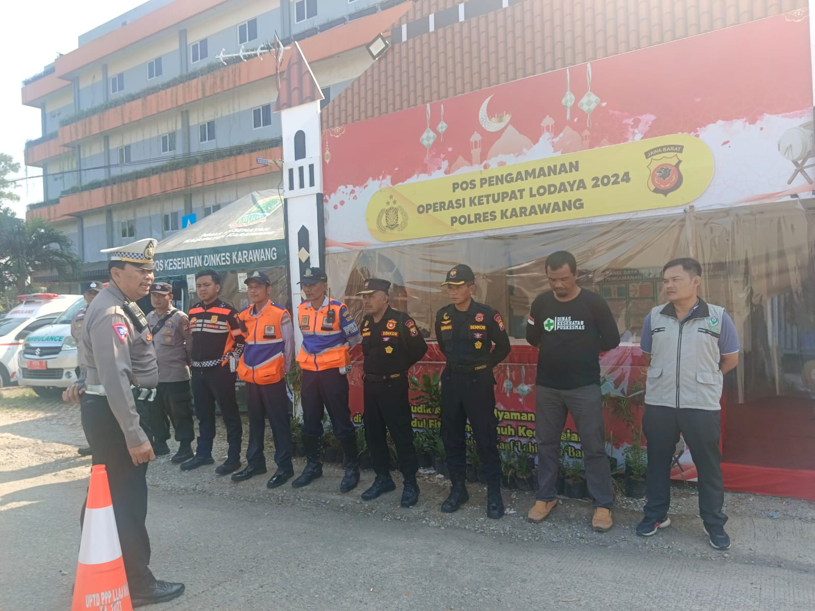 Polres Karawang, Polisi Pam Arus Lalu Lintas di Pospam Lamaran Atas