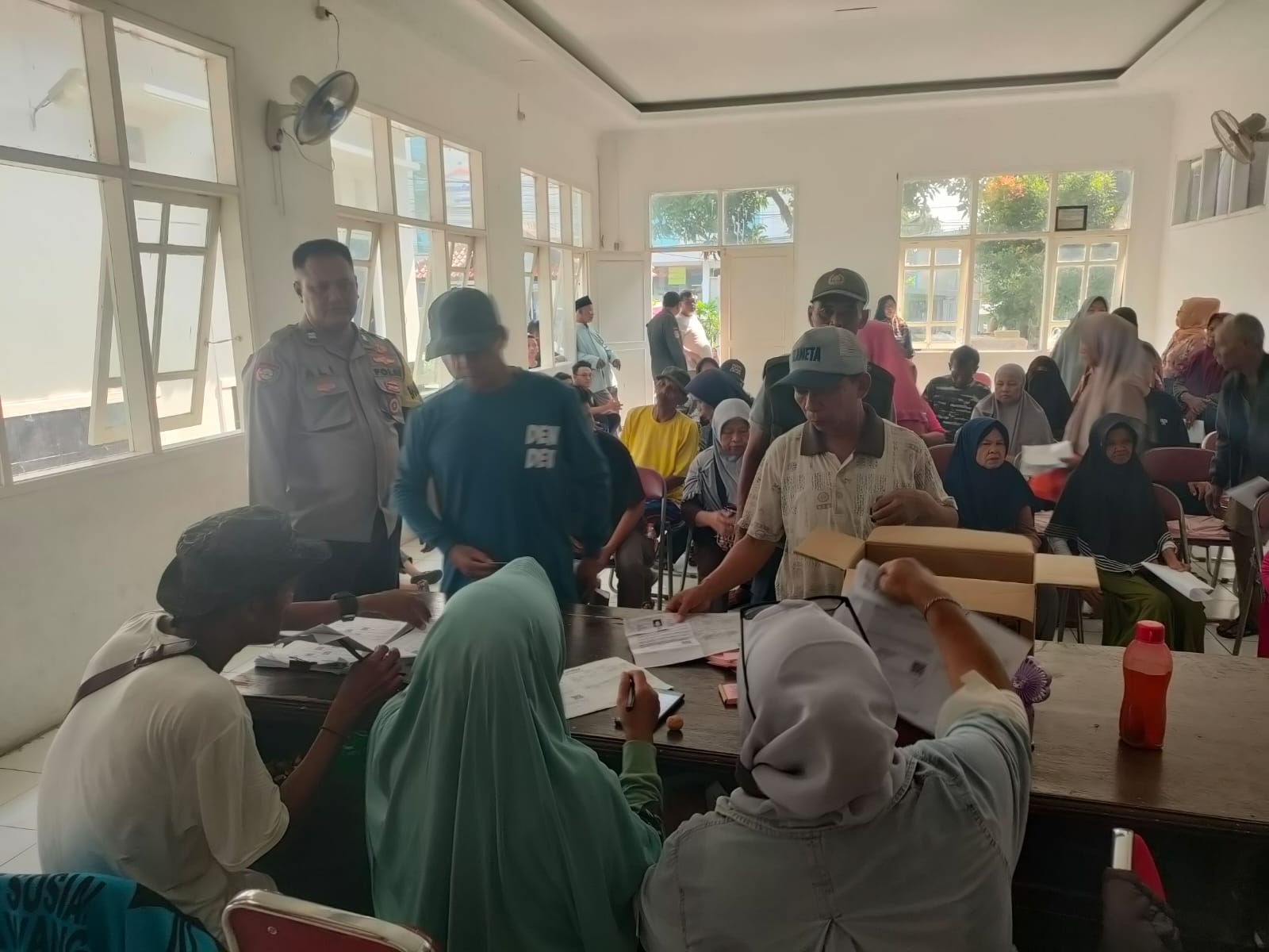 Polres Karawang, Bhabinkamtibmas Karawang Kulon Monitoring Penyaluran BPNT