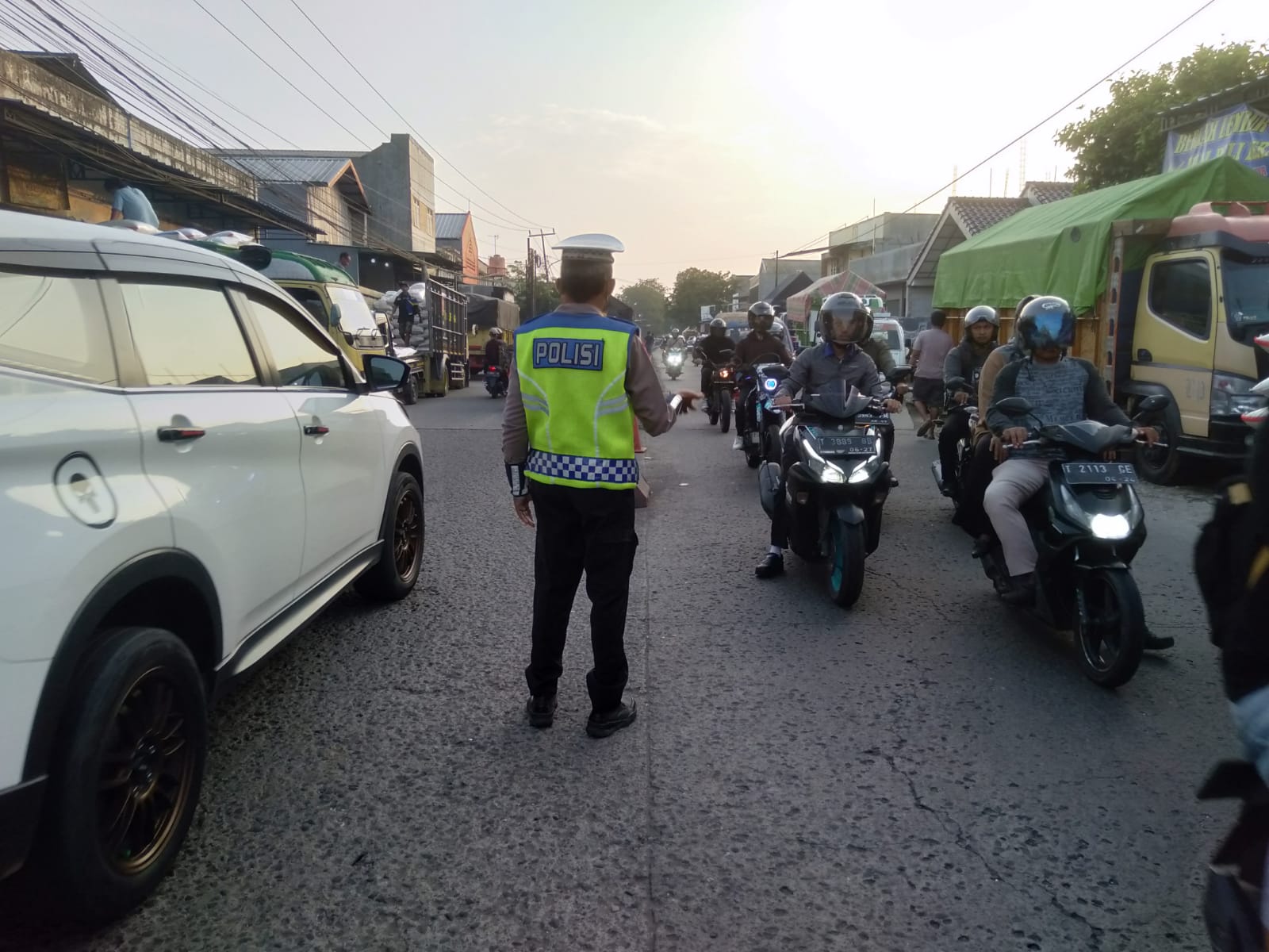 Polres Karawang, Polisi Urai Lalu Lintas Pagi di Pertigaan Pasar Johar