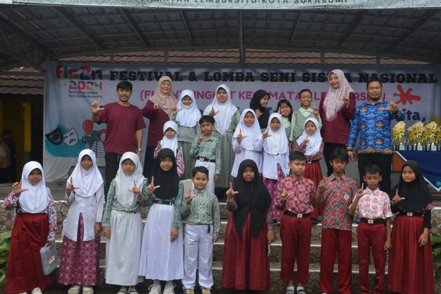 Pelajar Dari Berbagai Sekolah Dasar Berkompetisi FLS2N Kecamatan Lembursitu