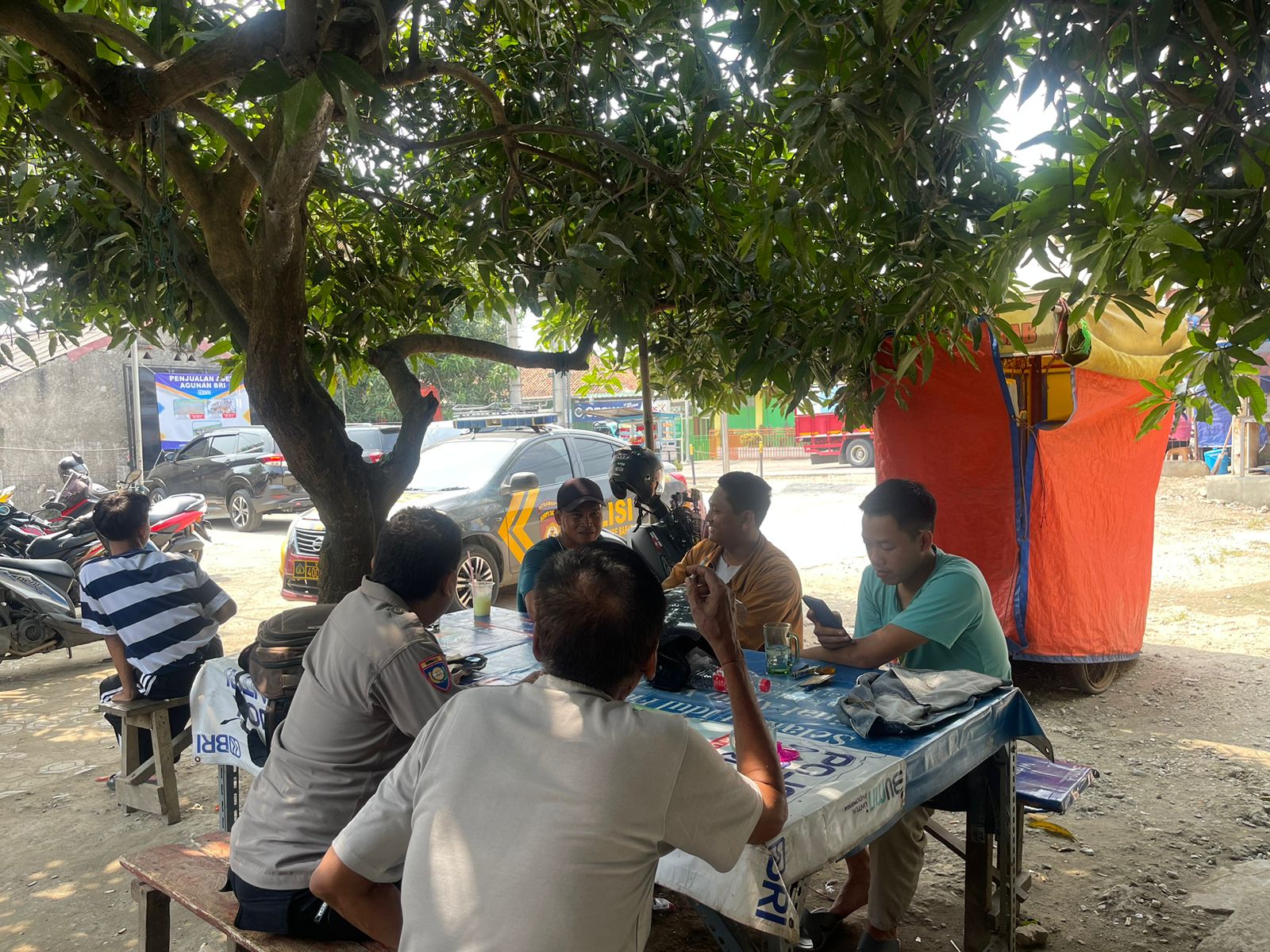 Polres Karawang, Bhabinkamtibmas Sambangi Warga Secara Door to Door