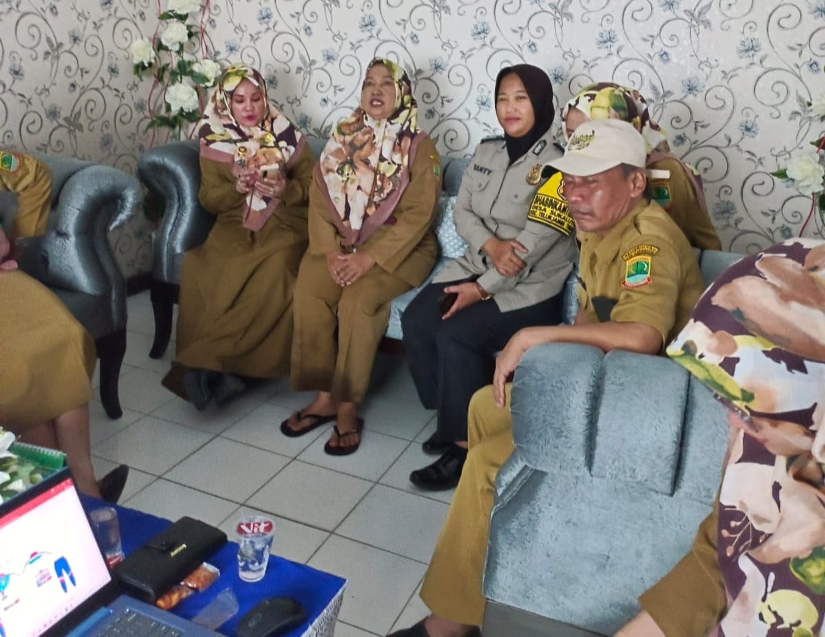 Polwan Cakep Polres Karawang Sambangi Kades beserta Apdes Sukaluyu