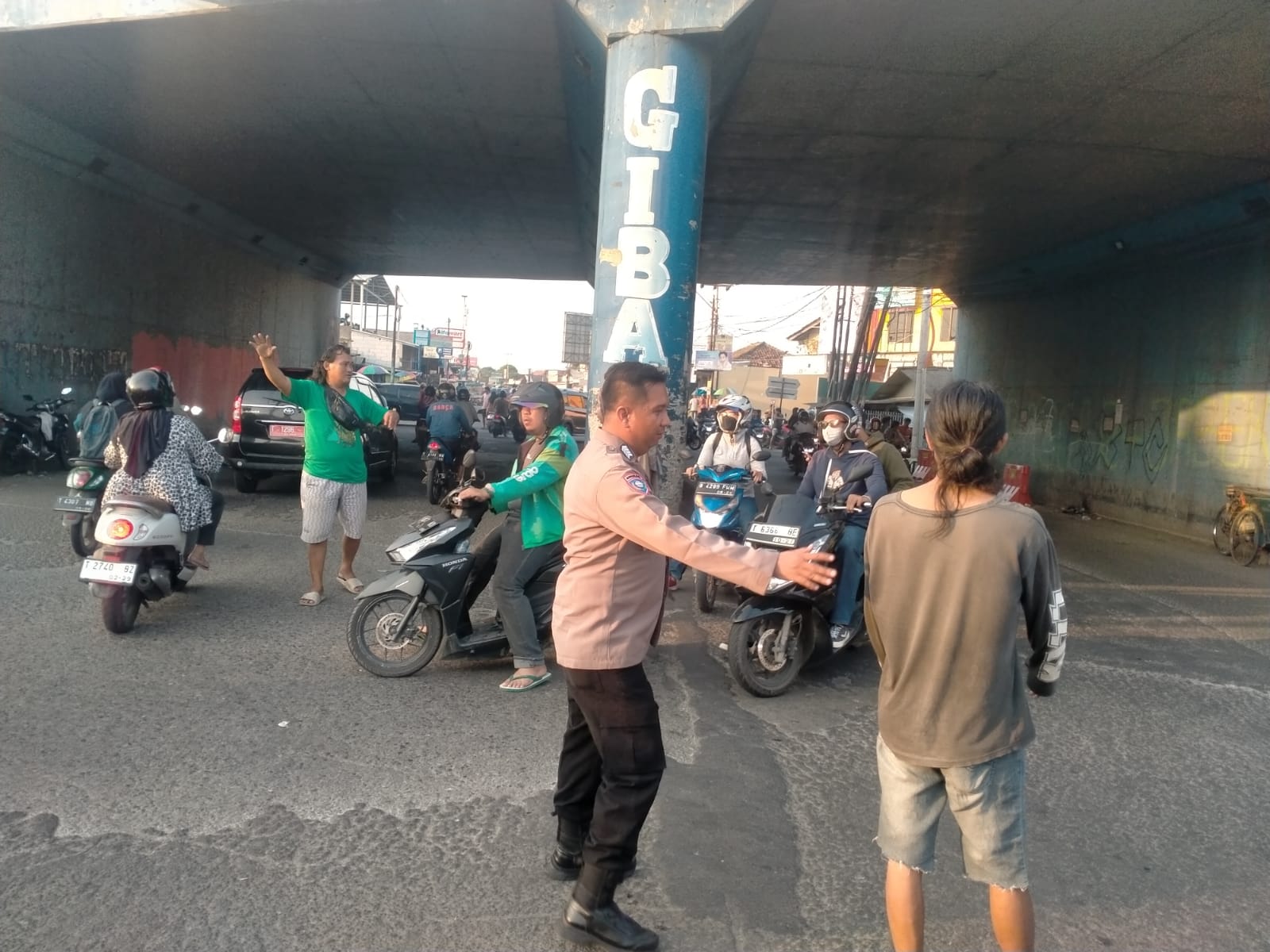 Polres Karawang, Polisi Atur Arus Lalu Lintas di Bawah Fly Over Lamaran