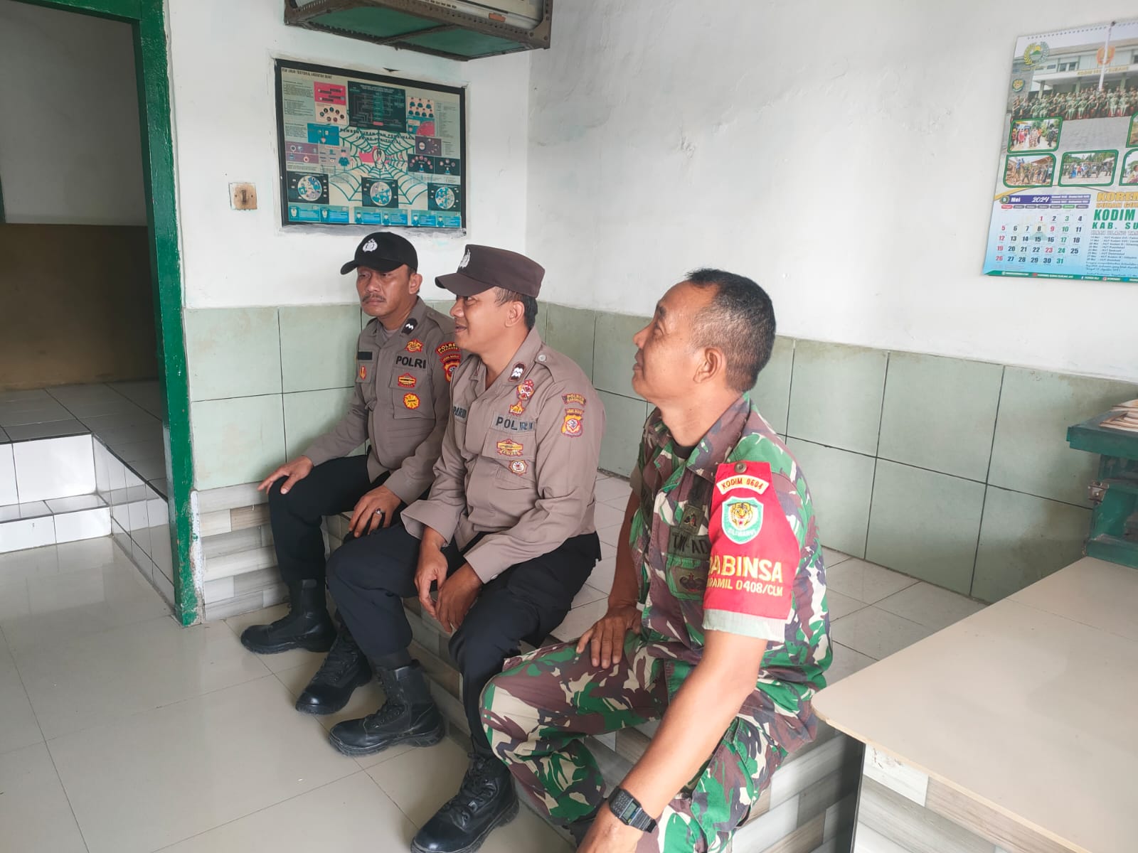 Polres Karawang, Personil Polsek Cilamaya Sambang Piket Koramil Cilamaya Guna Tingkatkan Sinergitas