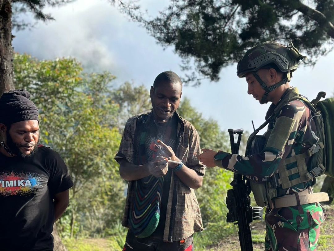 Satgas Yonif 509 Kostrad Laksanakan Patroli ke Honai-honai dan Berikan Bantuan kepada Masyarakat