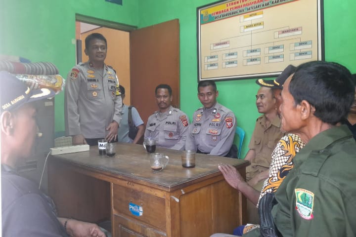 Kapolsek Jatisari Ngobrol Santai Bahas Kamtibmas Bersama Aparat Desa Barugbug