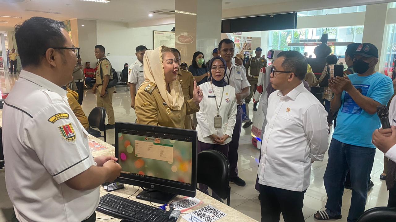 Mbak Ita Dampingi Menpan RB Sidak Pelayanan Kesehatan di RSWN