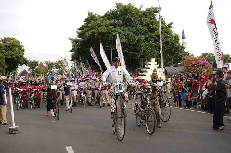 Sebanyak 2.000 Onthelist Sepeda Tua Turut Ikuti Karnaval Sepeda Tua