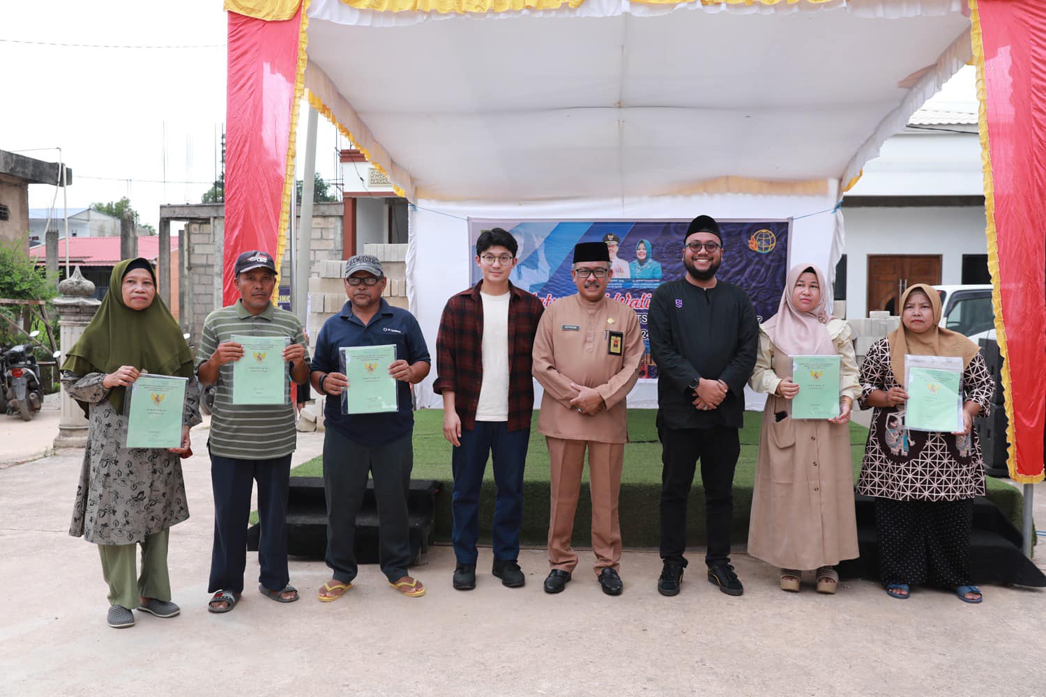 Sekda Batam Serahkan 359 Sertifikat Program PTSL pada Masyarakat