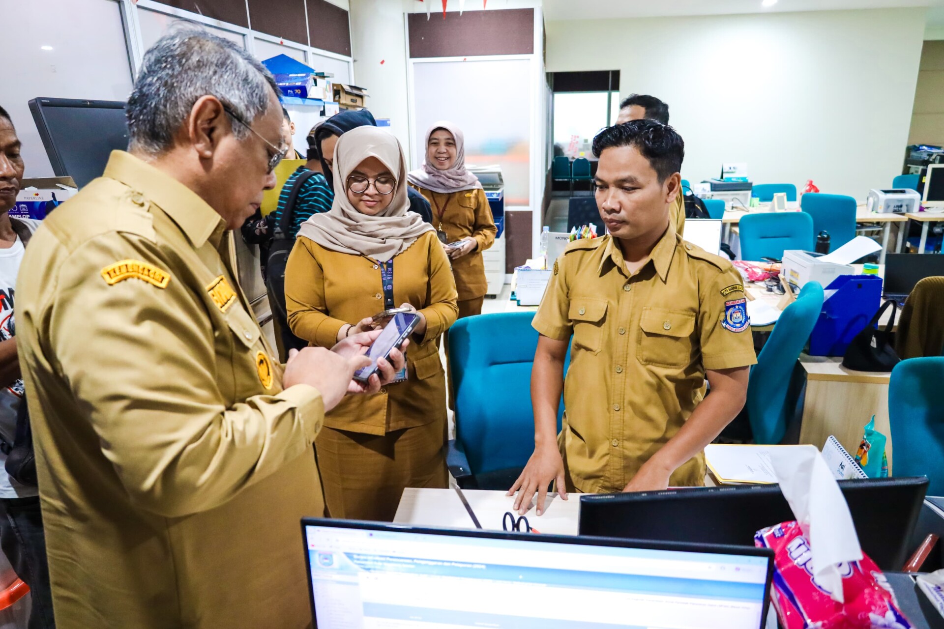 Sidak ASN Tangsel, Benyamin Pastikan Tidak Ada Aplikasi Judol di Ponsel