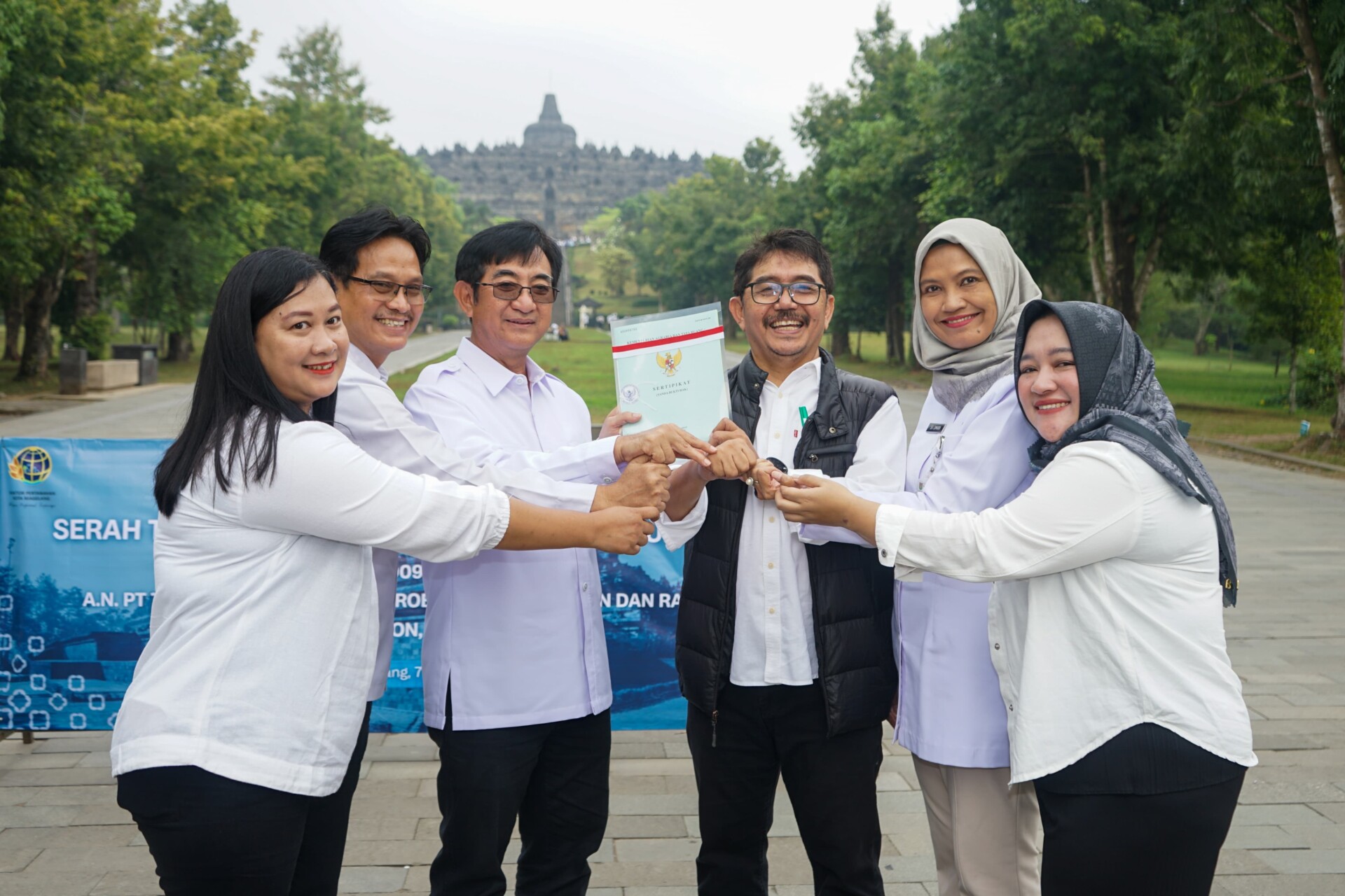 Serah Terima Sertifikat Hak Guna Bangunan TWCB di Dusun Kujon