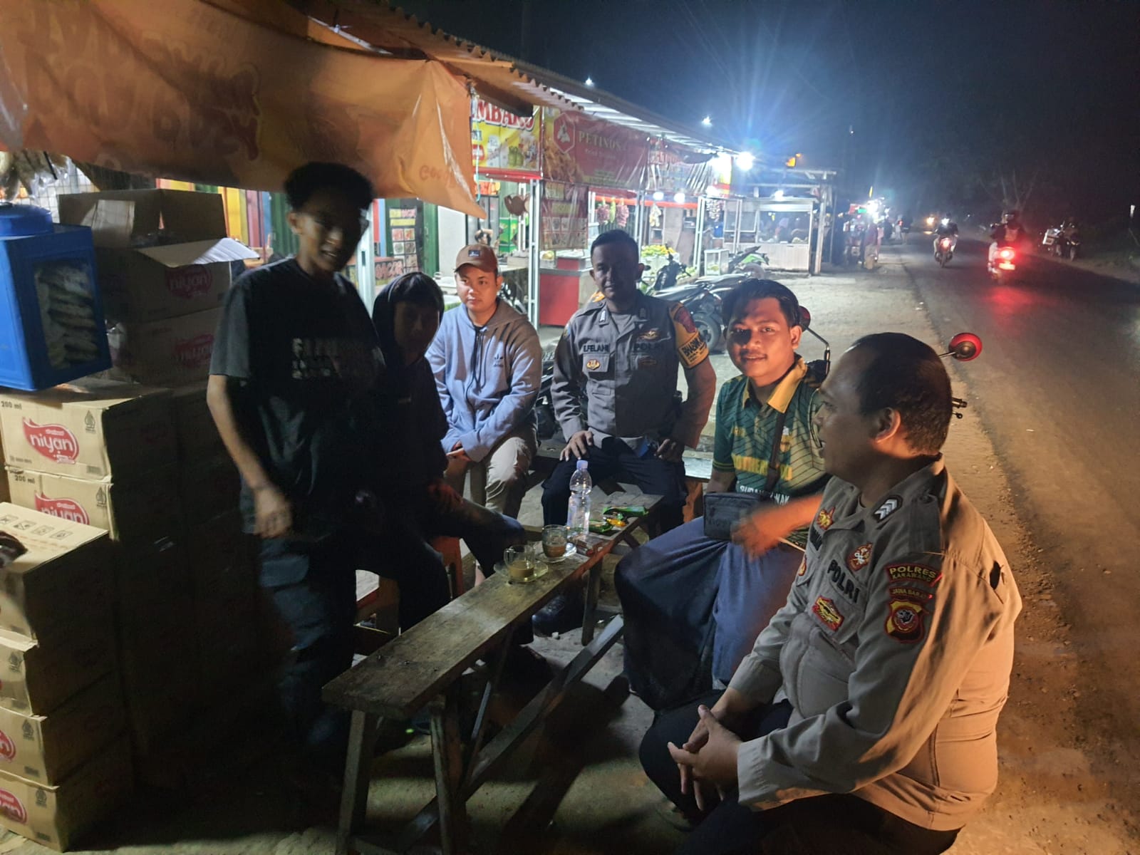 Anggota Polsek Rengasdengklok Patroli malam Hari Sekaligus Ngawangkong Bersama Warga