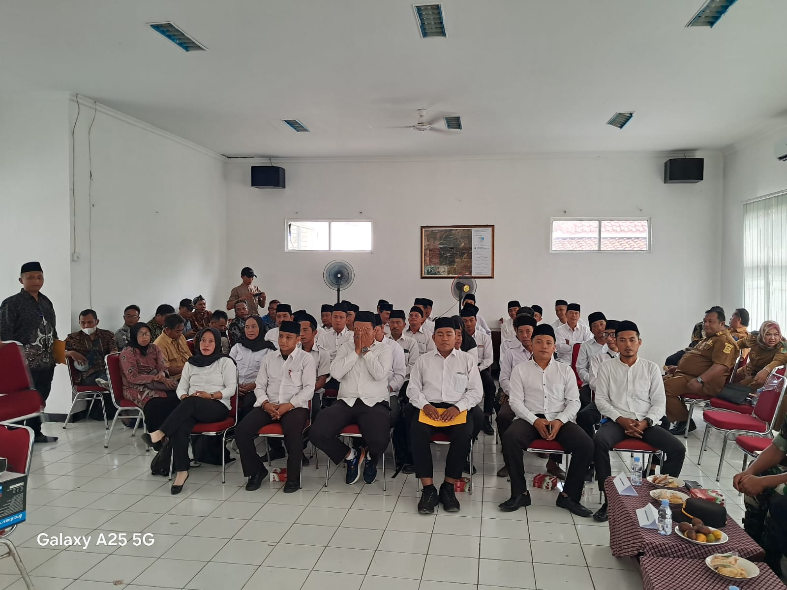 Kapolsek Rengasdengklok diwakili Panit Samapta Menghadiri Penyerahan SK PPS Desa Se- Kec.Kutawaluya
