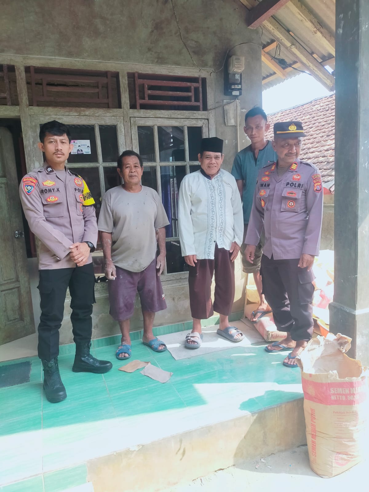 Kapolsek Cijaku serahkan Bantuan Semen Kapolda Banten ke Mushola Nurul Iman Kp. Cilangkahan