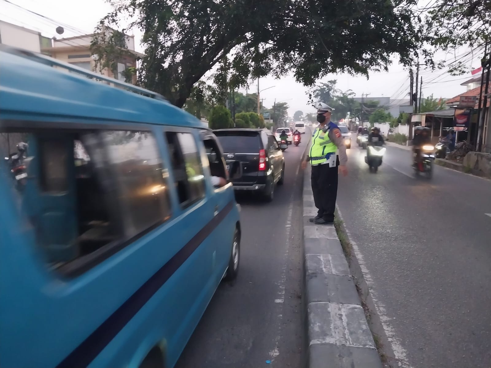 Upaya Satlantas Polres Karawang Atur Lalu Lintas Kendaraan di Jalan Raya