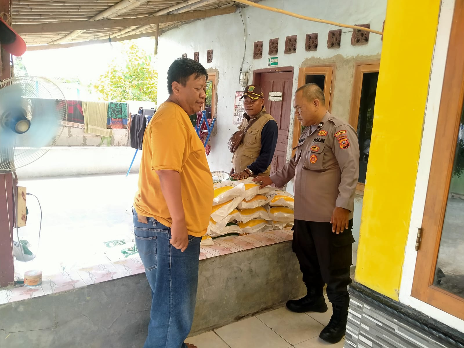 Bhabinkamtibmas Laksanakan Pengamanan dan monitoring pembagian Beras Bansos Di Desa Kutagandok