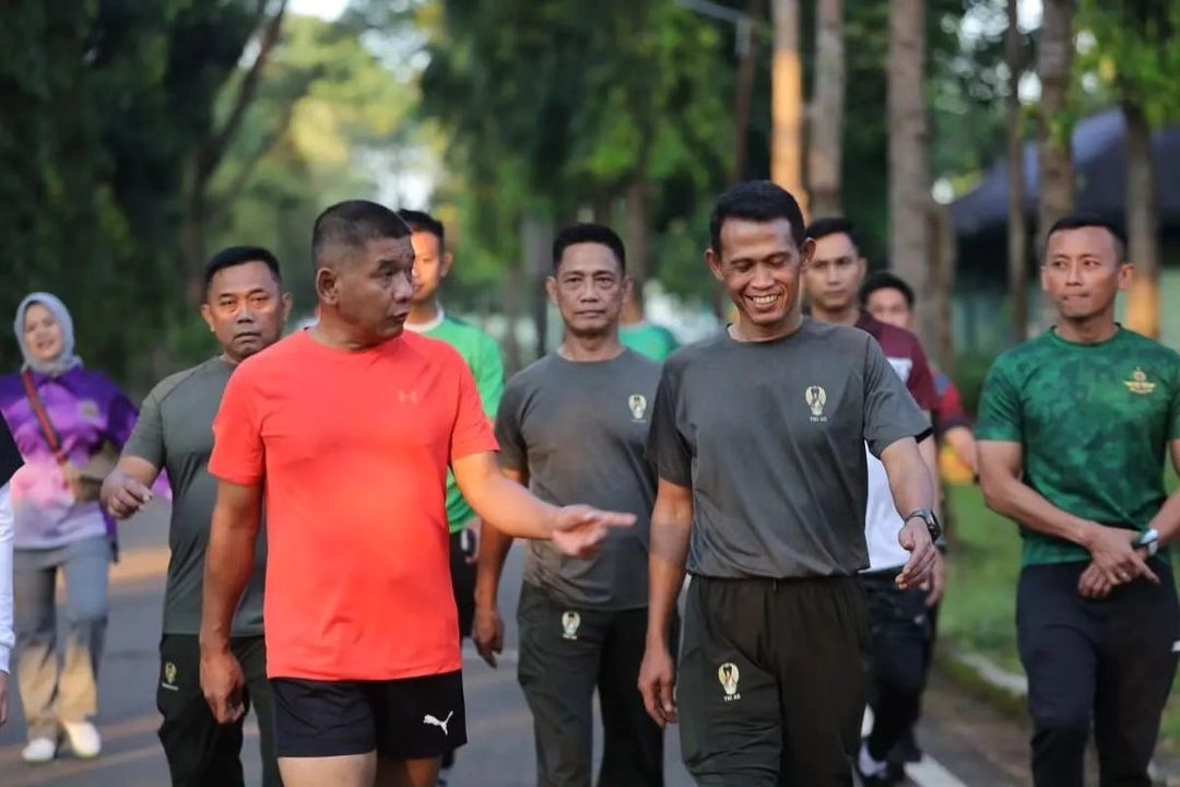 Panglima Divif 3 Kostrad Awali Tugas dengan Jalan Santai Menuju Asrama Rindam XIV/Hsn