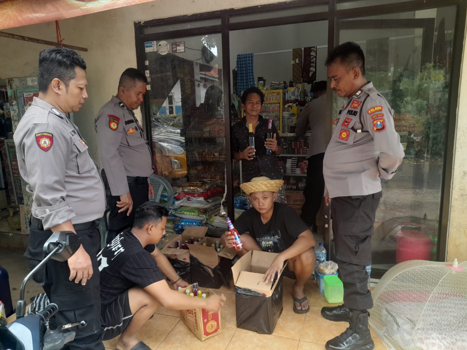 Razia Warung di wilayah Talango, Sat Samapta Polres Sumenep Amankan Puluhan Botol Miras Berbagai Merk