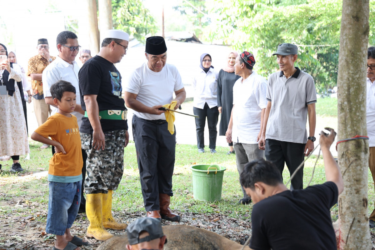 Tinjau SMAN 6 Kota Serang, Pj Gubernur Banten Al Muktabar Sampaikan Gagasan di depan Publik Ajarkan Praktik Menyembelih Hewan Secara Syar’i