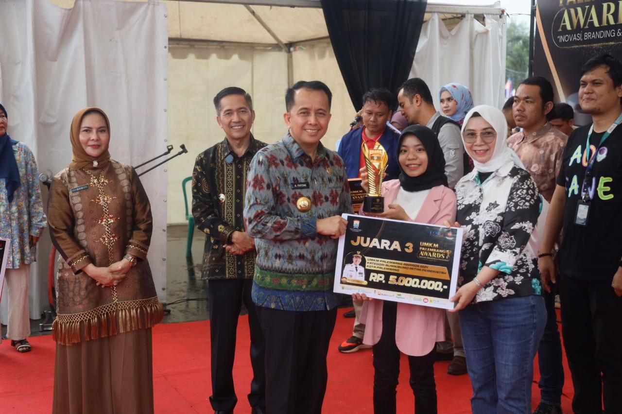 Serahkan Penghargaan UMKM Palembang Awards, Pj Gubernur Fatoni Ajak Masyarakat Sukseskan BBI dan BBWI