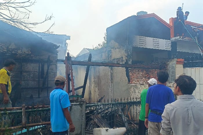 Untung ada Damkar Tangsel, 2 unit rumah berhasil di padamkan karena si jago merah.