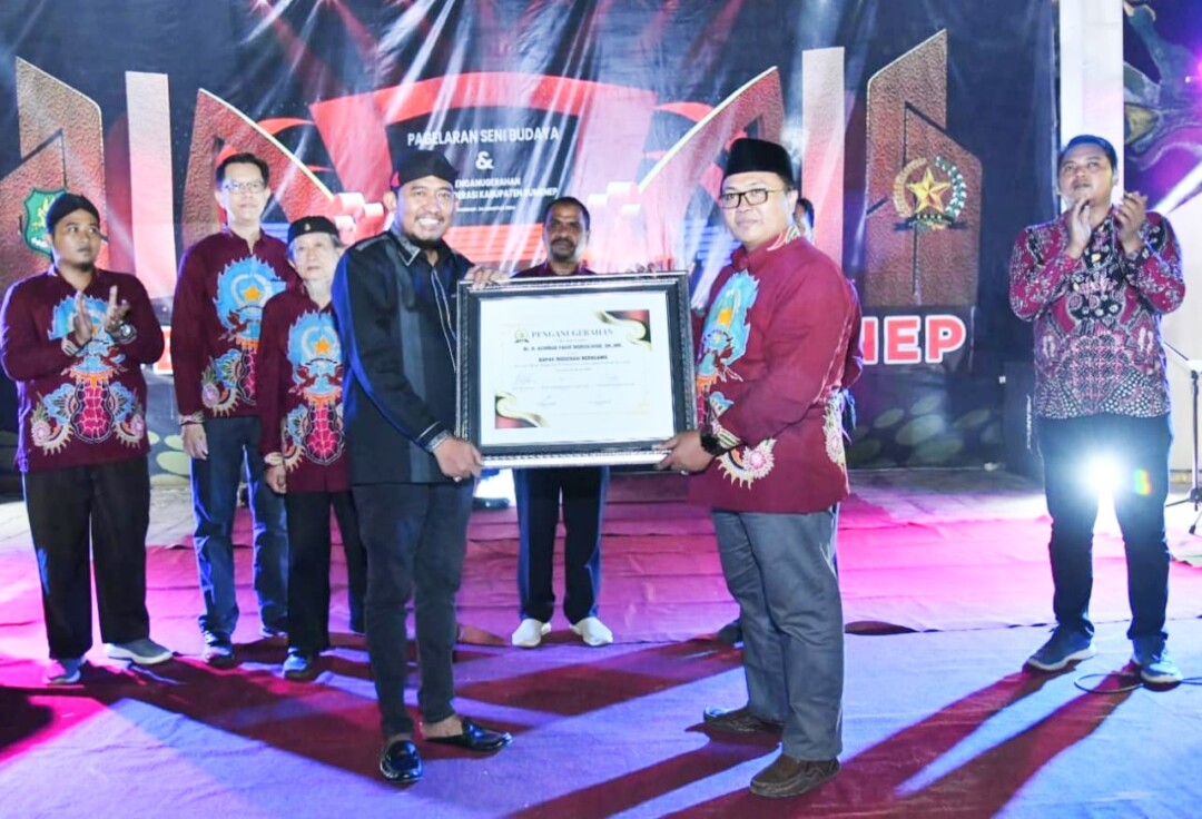 FKUB Sumenep Anugerahkan Bupati Sebagai Bapak Moderasi Beragama